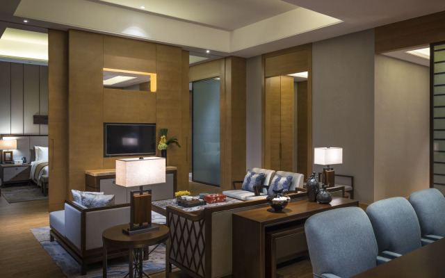 HUALUXE Hotels & Resorts Yangjiang City Center by IHG