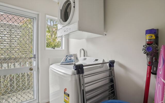 Modern Central Home - Parking & Aircon
