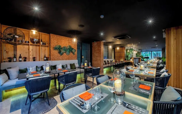 Diamond Condominium 2506