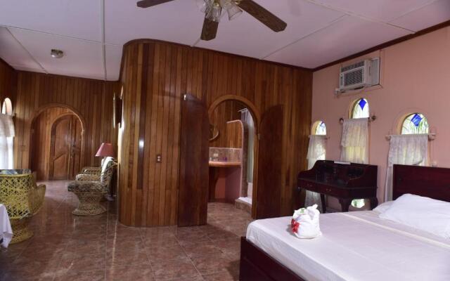 Banana Bank Lodge & Jungle Horseback Adventures