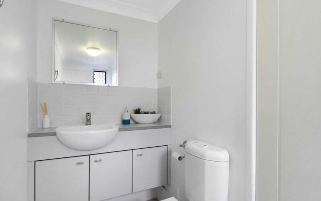 Spacious Inner South Townhouse Apartment Near to the CBD