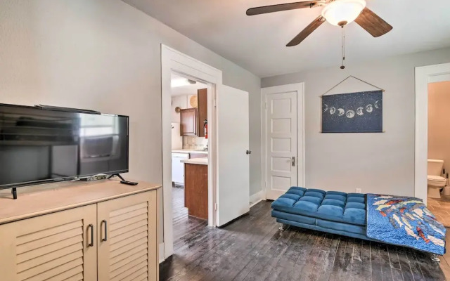 Cozy Galveston Apartment - Walk to Beach & Dining