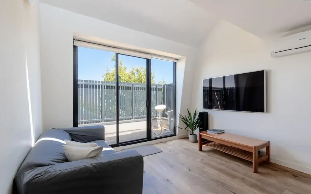 Spacious 2 Bedroom Inner City Townhouse with Private Rooftop