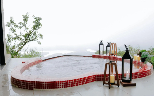 Vee Resort -The Suites of Royals