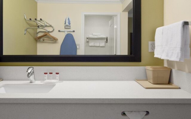 Solara Inn and Suites