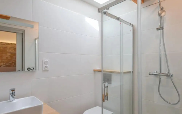 Hilltop Cottage With Pool