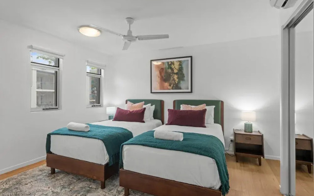 2-bed Getaway With Shared Pool & BBQ Access