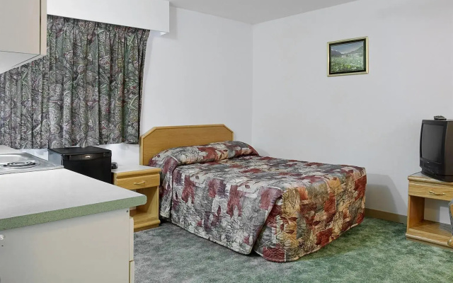 Canadas Best Value Inn Mile 0