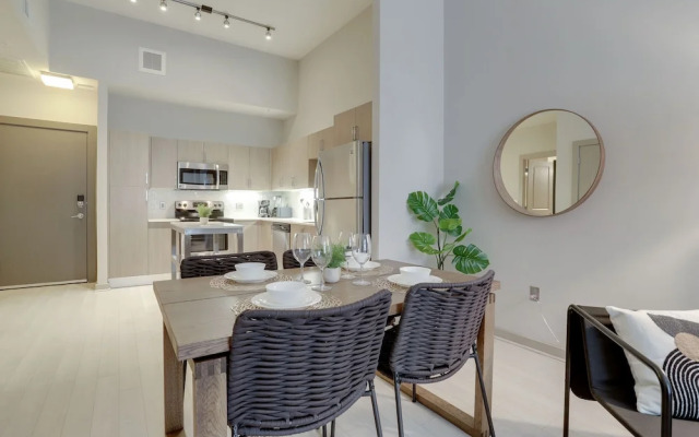 Fantastic Condo at Crystal City With Gym