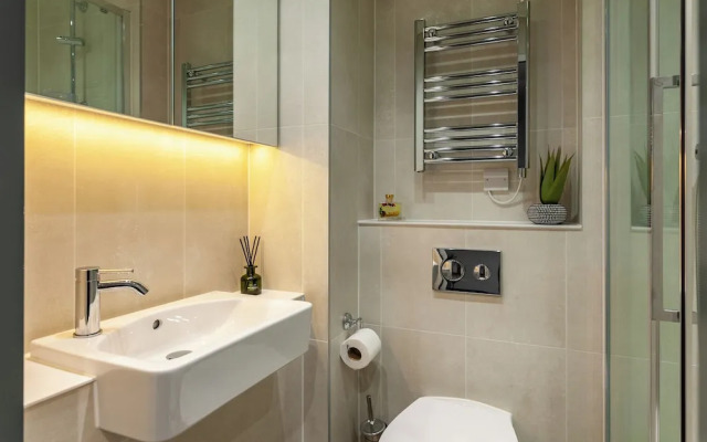 Students Only Straits Egham - 40 mins to Waterloo - Direct Bus to Heathrow