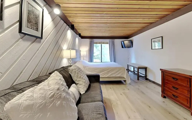 Slopeside Condo with Fireplace