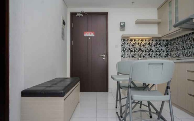 Comfy and Modern Look 2BR at Casa De Parco Apartment By Travelio – Kitchen – Legok