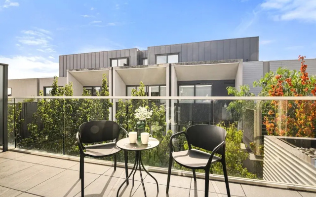 Bright 1BR Apartment Near Maribyrnong River