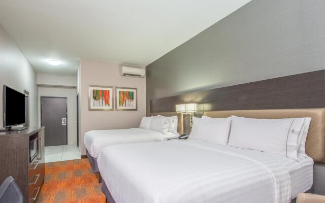 Holiday Inn Express & Suites Shawnee-Kansas City West by IHG
