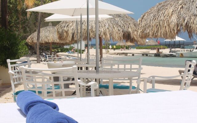 Moomba B&B Ocean Front Hostal