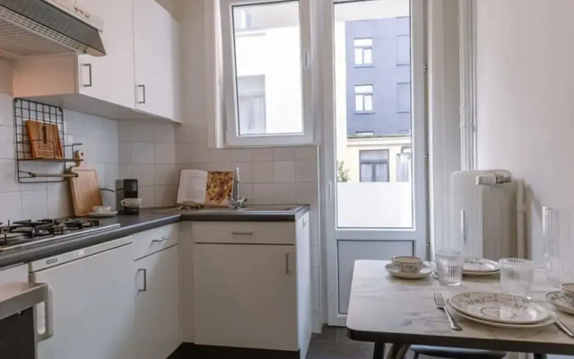 Warm Cozy Lateral Seaview Apartment