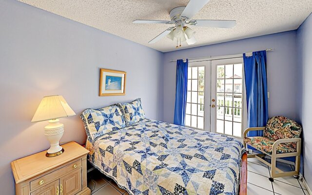 New Listing! Island W/ Pool, Walk To Beach 3 Bedroom Condo