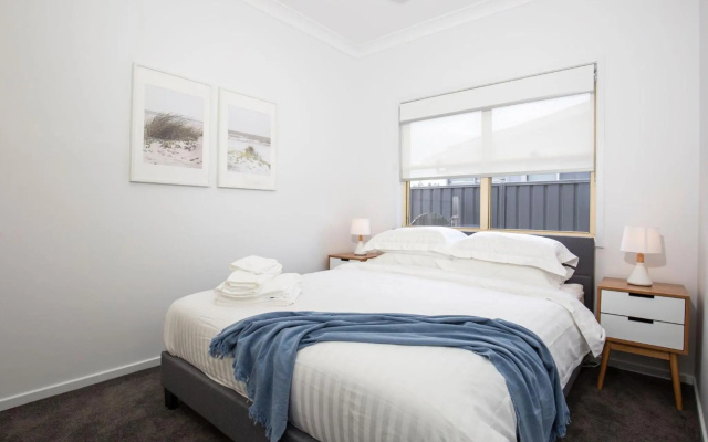 Beach Central I Pet Friendly I 2 Mins Walk to Beach – Guest Rooms – Culburra Beach