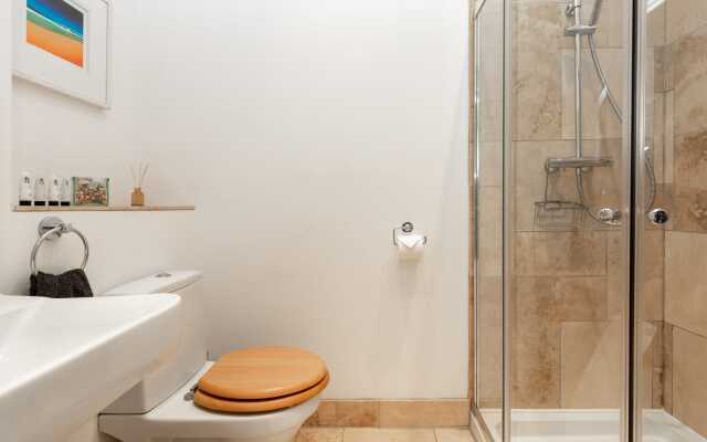 Spacious, Light-filled Period Apartment - Central Bath