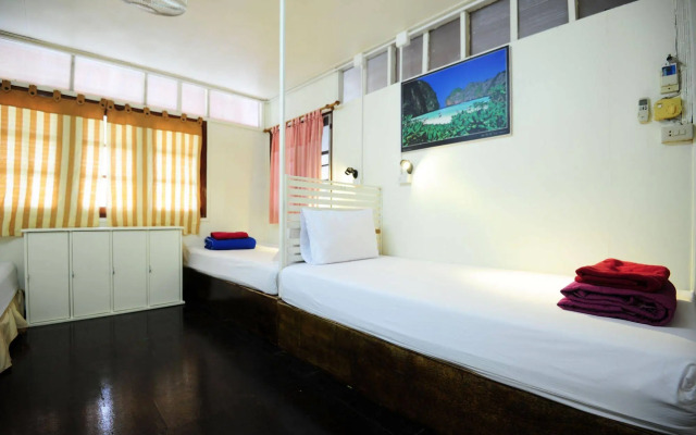 Phi Phi October House