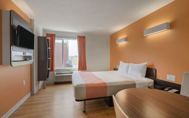 Motel 6 Airdrie, AB