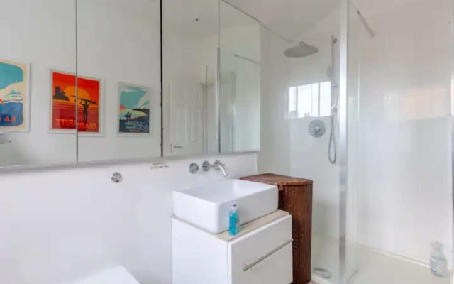 Beautifully Designed 2BD House - by Queen's Park!