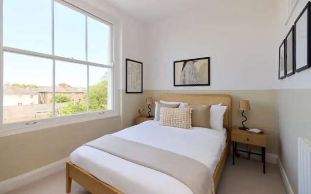 The Camden Hideout - Modish and Bright 2bdr Flat