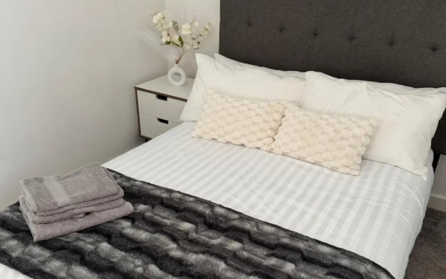 Stylish 2-bed Apt-private Parking-10mins to Centre