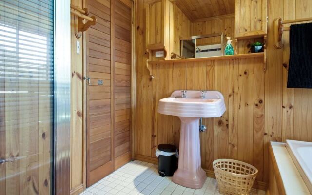 Christmas Bush Avenue, 2/1