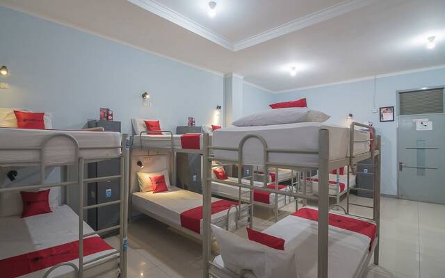 RedDoorz Hostel near Braga Citywalk