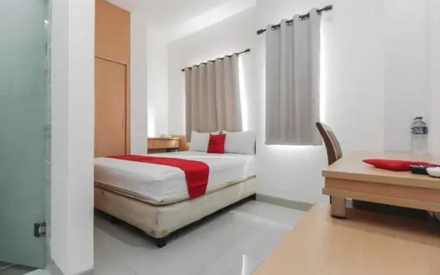 Reddoorz Plus Near Galaxy Bekasi