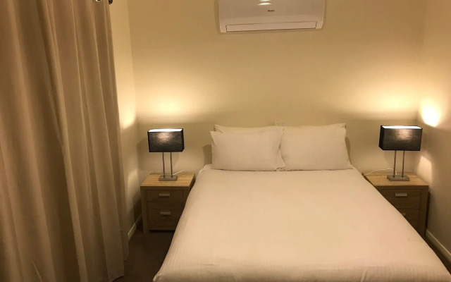 Charles Rasp Motor Inn & Cottages