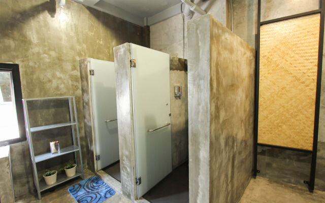 Thonglor Travellers Hostel & Cafe