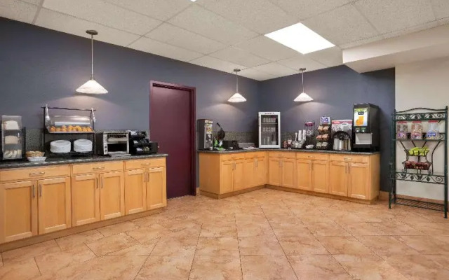Days Inn By Wyndham Leamington