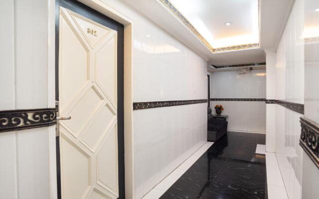 OYO 138 White Palace Hotel
