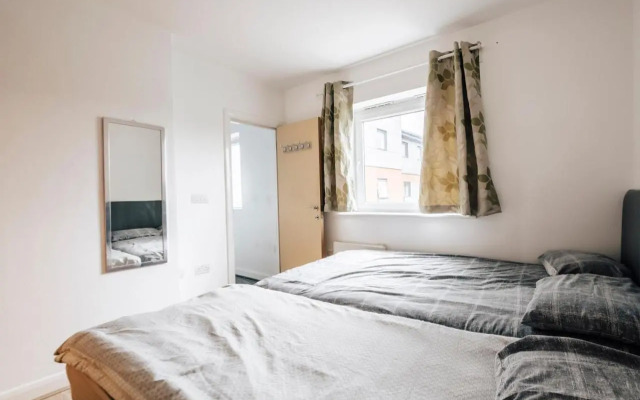 Lloyd St Apartment