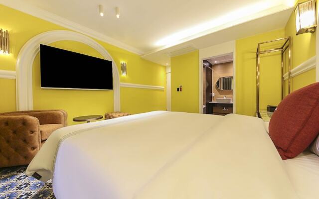 Lerocherrouge Hotel