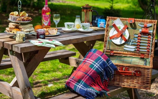 Narrowboat With Hot Tub, Spa, Cruising And More