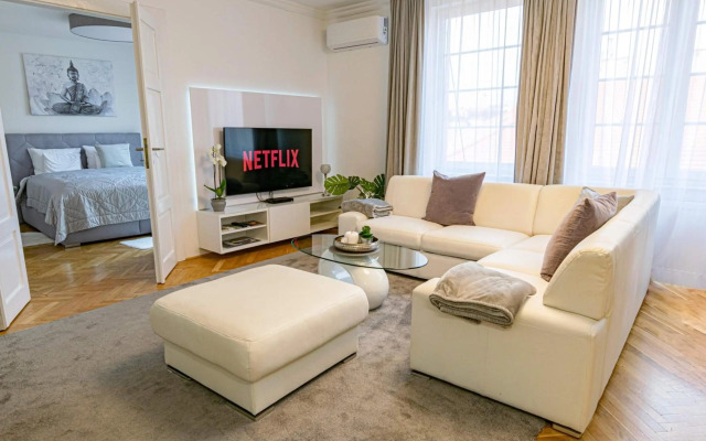 Panoramic Apt. near Chain Bridge