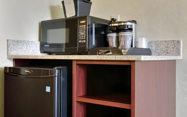 Cobblestone Hotel & Suites - Beulah