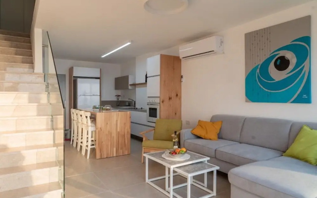 Stunning Beachfront Apt W Epic Sea Views