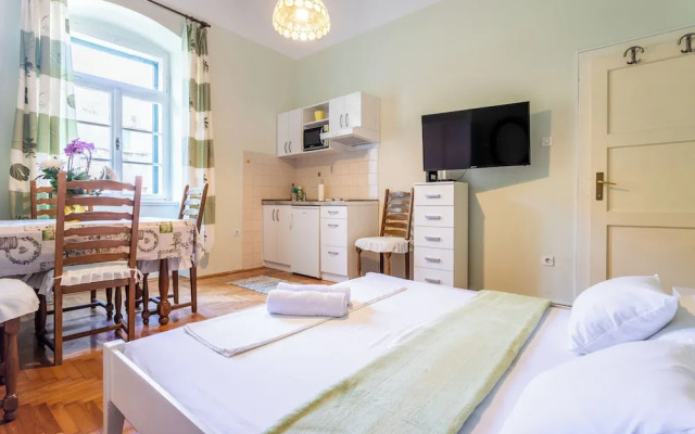 Traditional apartment Bacvice, 3 min walk to the beach