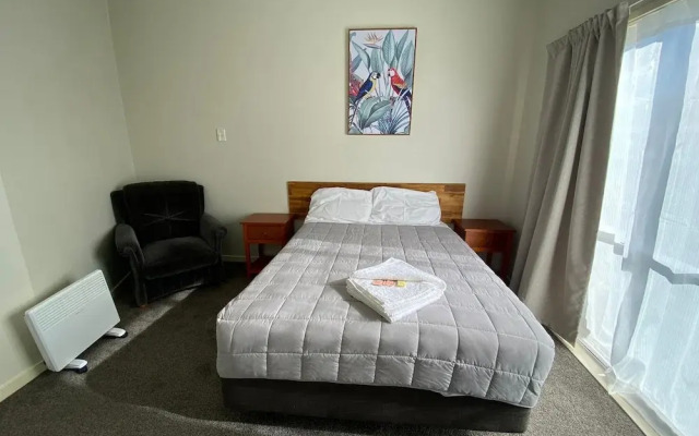 Airport Westney Lodge