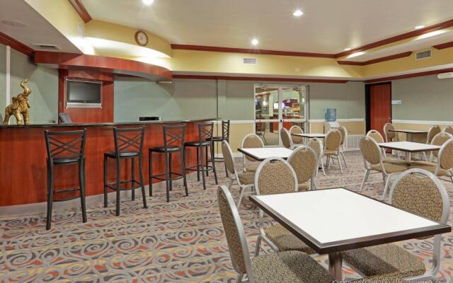 Holiday Inn Express and Suites Bakersfield Central by IHG