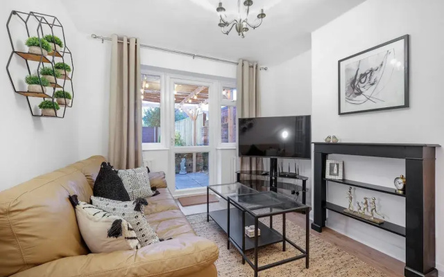 Bright 4 bed 2 bath house near Pinewood