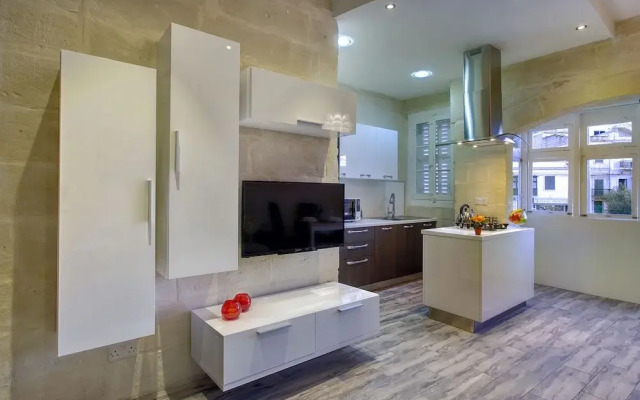 Charming Seafront House In Kalkara