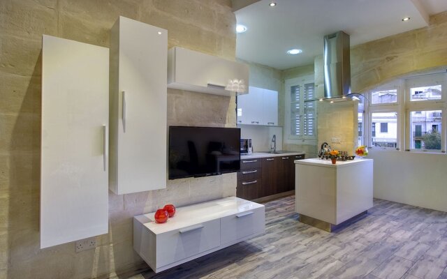 Charming Seafront House In Kalkara