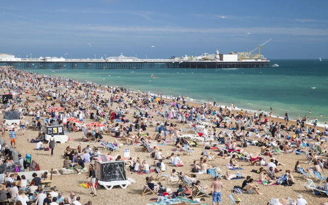 Brighton Getaways-Seaside Patio Apt