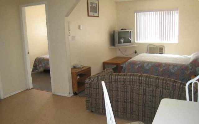 Fraser Bridge Inn & R.V Park