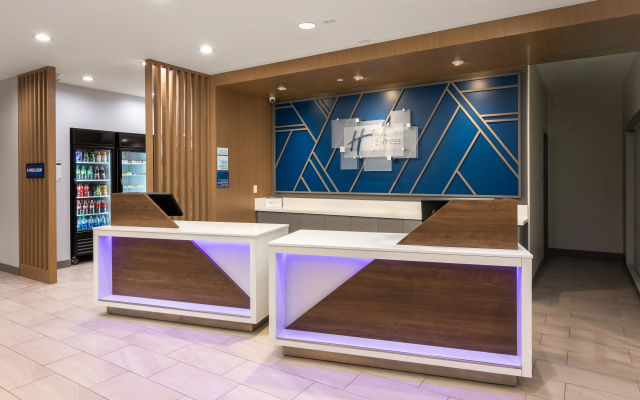 Holiday Inn Express & Suites Hawaiian Gardens
